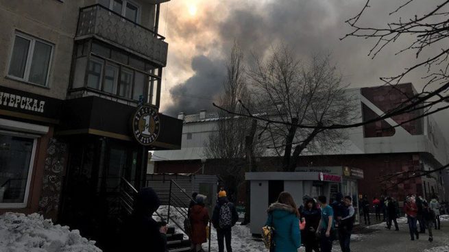 Al menos 37 muertos en el incendio de un centro comercial en Siberia