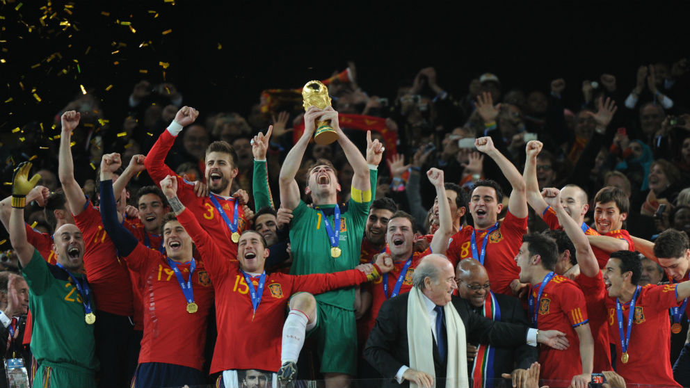 España alza el primer Mundial de su historia. (AFP)