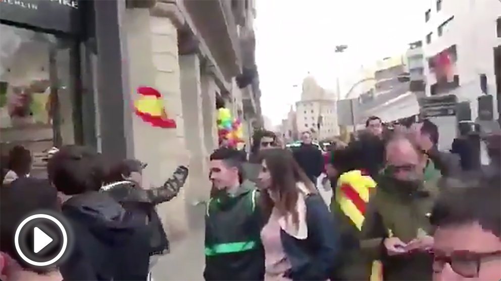 Un separatista pega un puñetazo a un niño por llevar la bandera española.