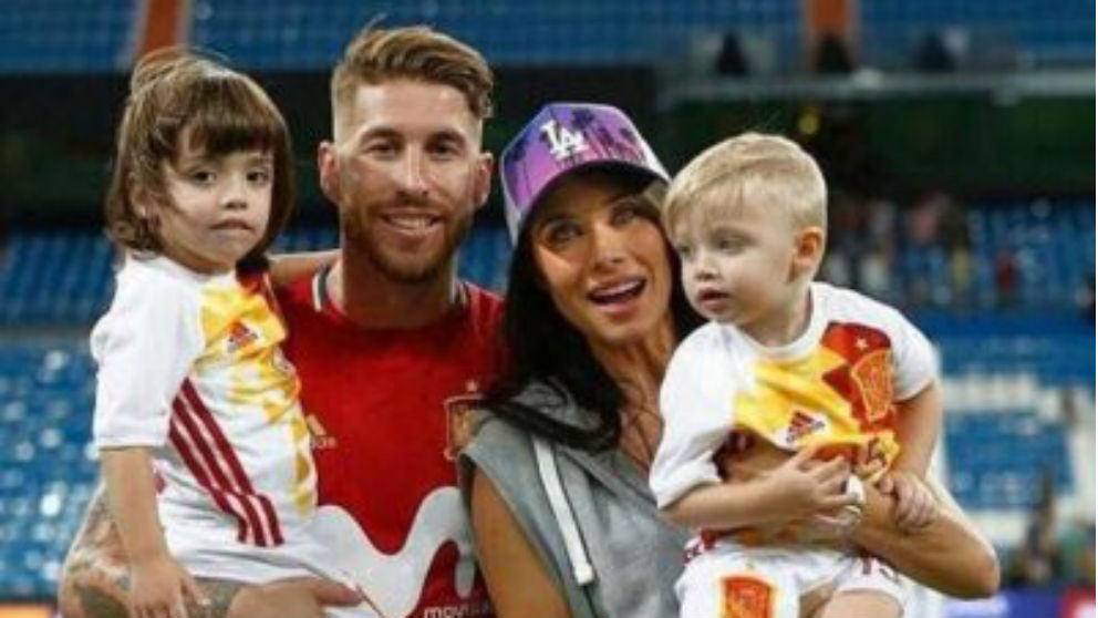 Pilar Rubio y Sergio Ramos posan junto a sus dos hijos tras un partido con España.