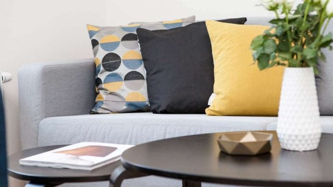 ¿Cómo limpiar a fondo un sofá de tela con bicarbonato y vinagre?