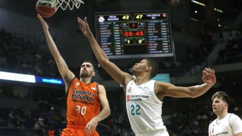 Edy Tavares fue el mejor del Real Madrid, en la remontada ante Valencia Basket (EFE).