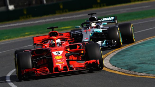 Sebastian Vettel por delante de Lewis Hamilton