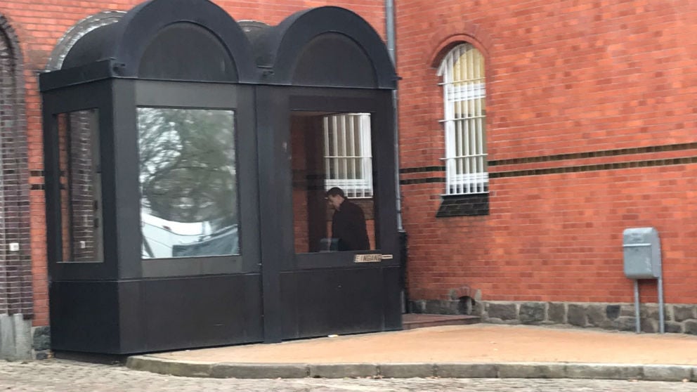 Puigdemont duerme en una celda de 7 m2, lee libros en inglés y ha de convivir con asesinos y pederastas