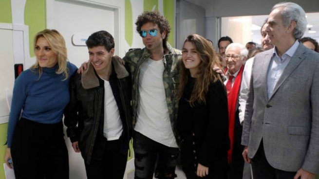 Amaia y Alfred junto al Hombre de Negro para inaugurar una planta oncológica