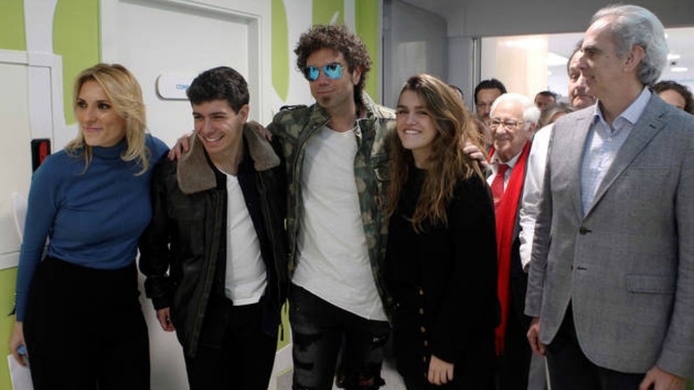 Amaia y Alfred junto al Hombre de Negro para inaugurar una planta oncológica