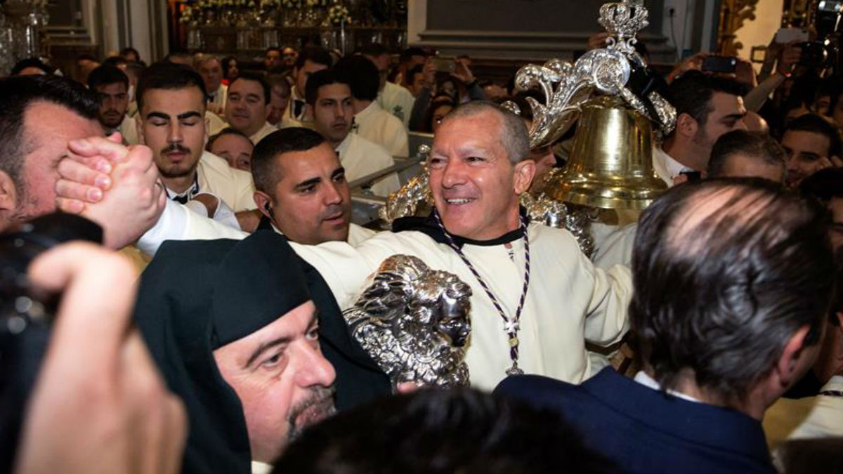 Antonio Banderas acude a la cita anual de Semana Santa con su cofradía de María Santísima de Lágrimas y Favores de las Reales Cofradías Fusionadas. Foto: EFE