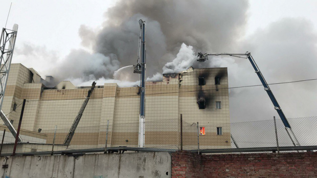 Una gran columna de humo se levanta sobre el centro comercial incendiado de Siberia. Foto: Twitter