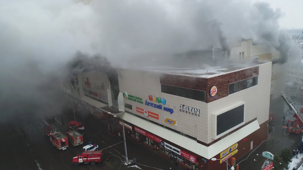 Una gran columna de humo se levanta sobre el centro comercial incendiado de Siberia. Foto: Twitter