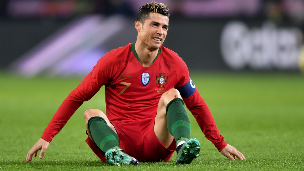 Cristiano Ronaldo se lamenta durante el Portugal – Holanda. (AFP)