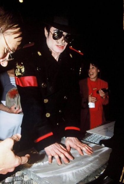 Michael Jackson antes de dejar marcadas sus huellas en el museo Grevin.