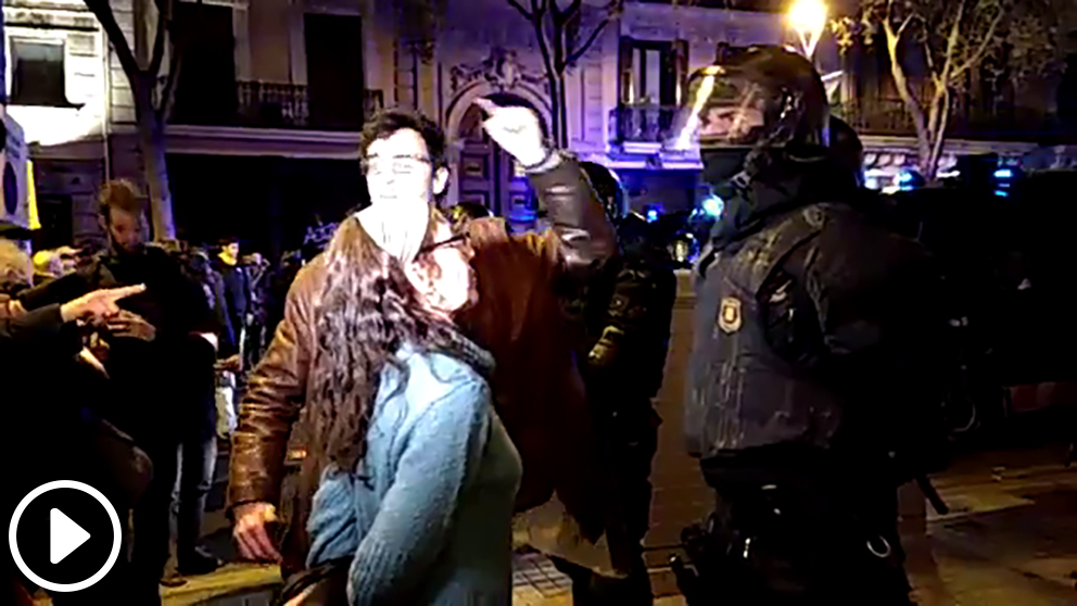 Independentistas insultando a un efectivo de los Mossos