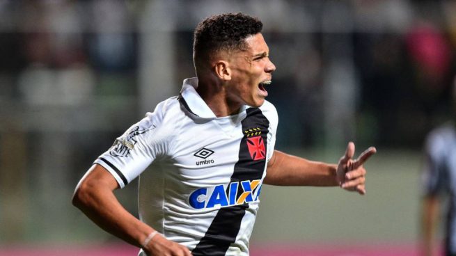 Paulinho celebra un gol con el Vasco de Gama.