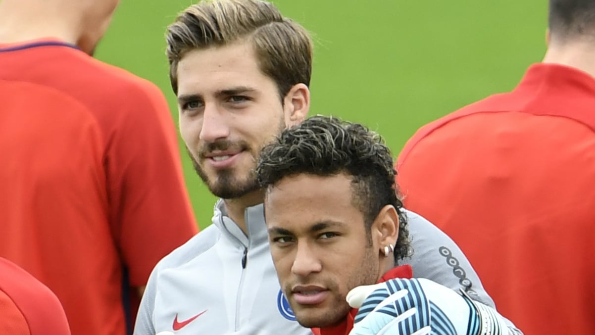 Trapp abraza a Neymar durante un entrenamiento del PSG. (AFP)