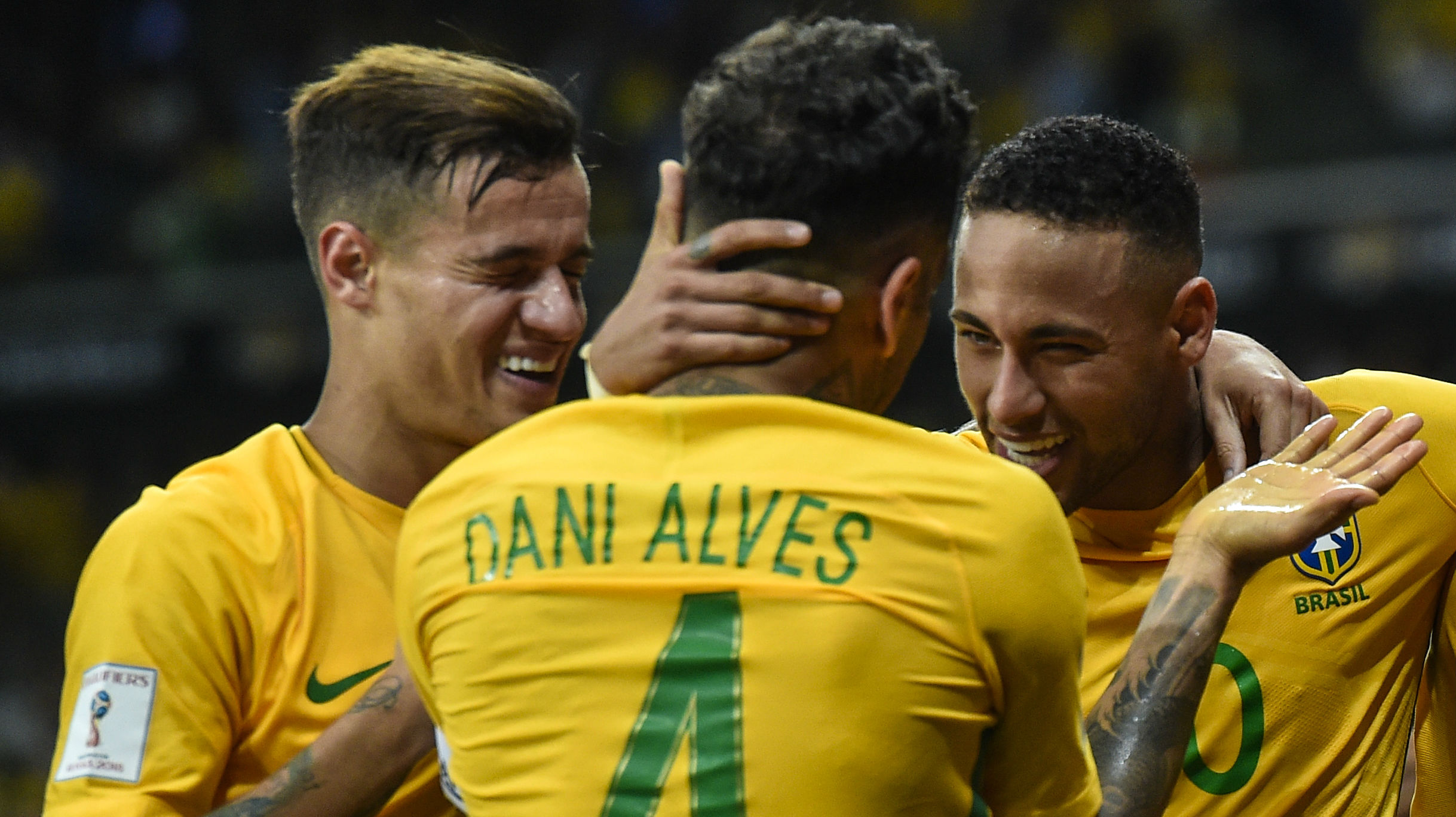 Alves, Coutinho y Neymar durante un partido de Brasil. (Getty)