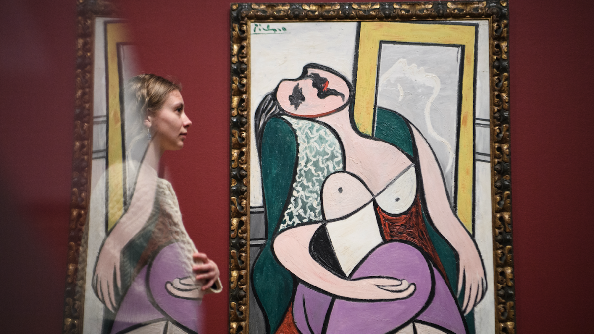 Una chica mirando una obra de Picasso (Foto. Getty)