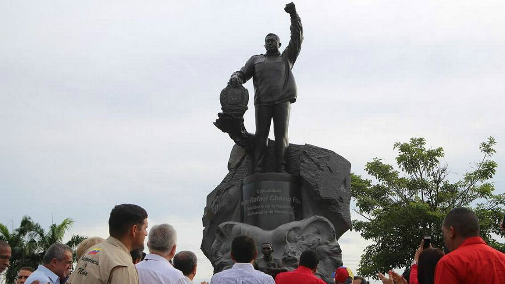 Estatua en homenaje al dictador Hugo Chávez regalada por Vladimir Putin e instalada en su ciudad natal de Sabaneta de Barinas.