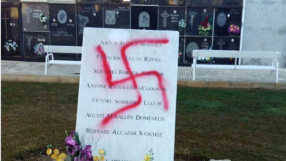 La esvástica pintada sobre el monumento a las víctimas de Mauthausen en el -cementerio de Vinaroz (Castellón).