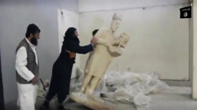 Dos miembros del Estado Islámico (ISIS) destruyen obras de arte del museo de Libia, donde expoliaron cientos de obras de arte.