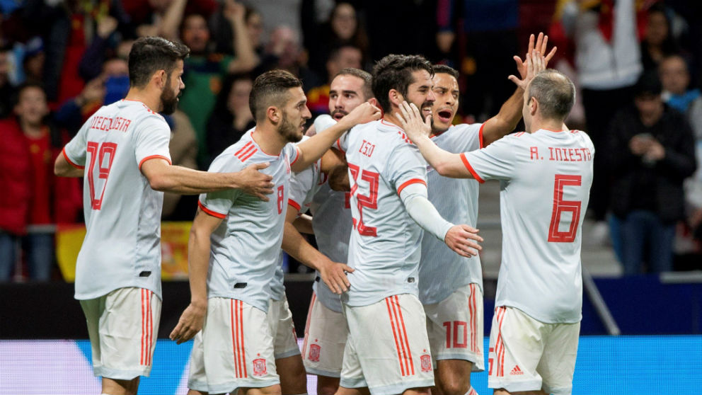 Los jugadores de España celebran un gol contra Argentina. (Getty)