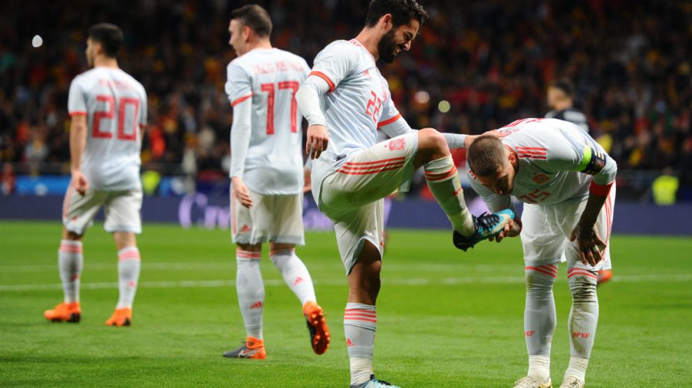 Sergio Ramos besa la bota de Isco tras un gol del malagueño. (Getty)