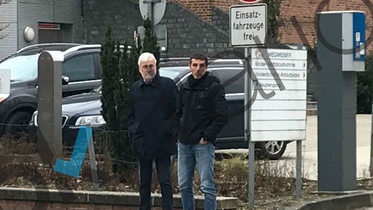 Josep María Matamala, amigo de Carles Puigdemont, junto a uno de los mossos que acompañaban al prófugo.  (Foto: OKDIARIO)