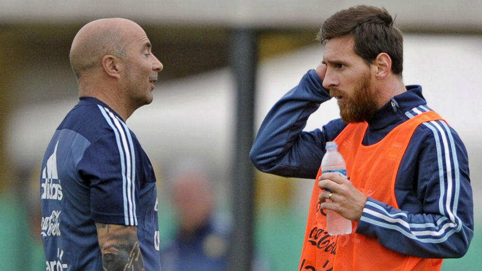 Messi y Sampaoli durante un entrenamiento de Argentina. (AFP)