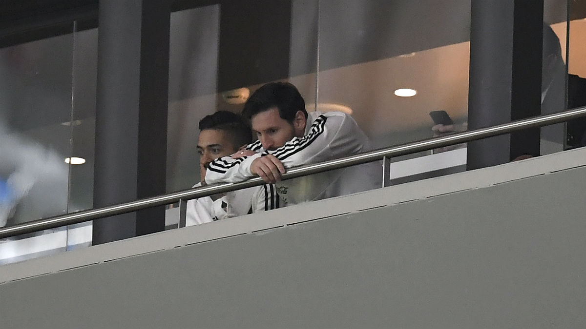 Leo Messi, entristecido en el palco del Metropolitano. (AFP)