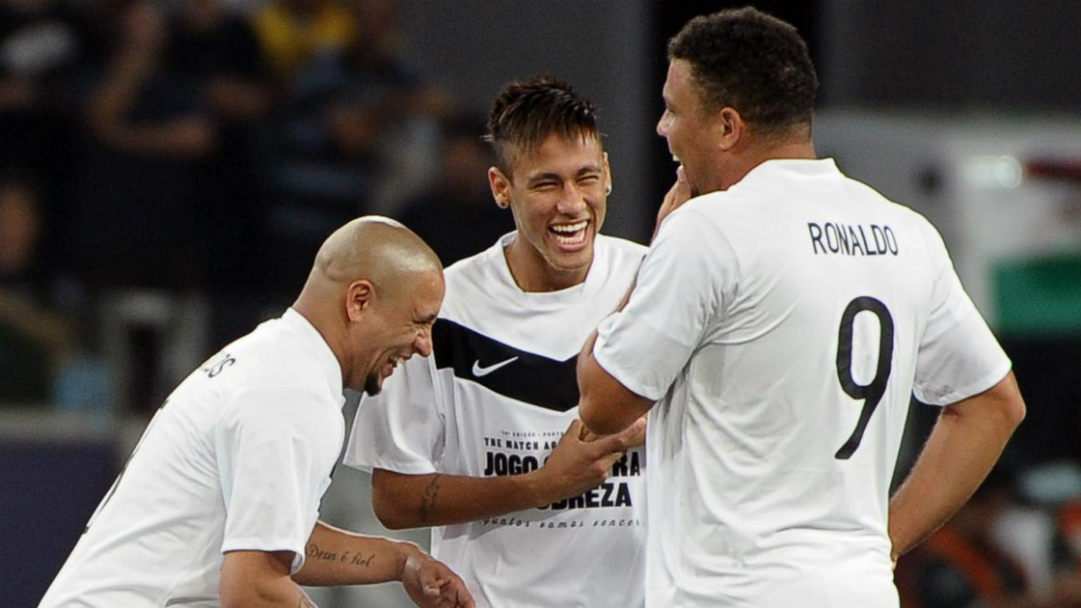 Neymar bromea con Roberto Carlos y Ronaldo Nazario en un partido de veteranos.