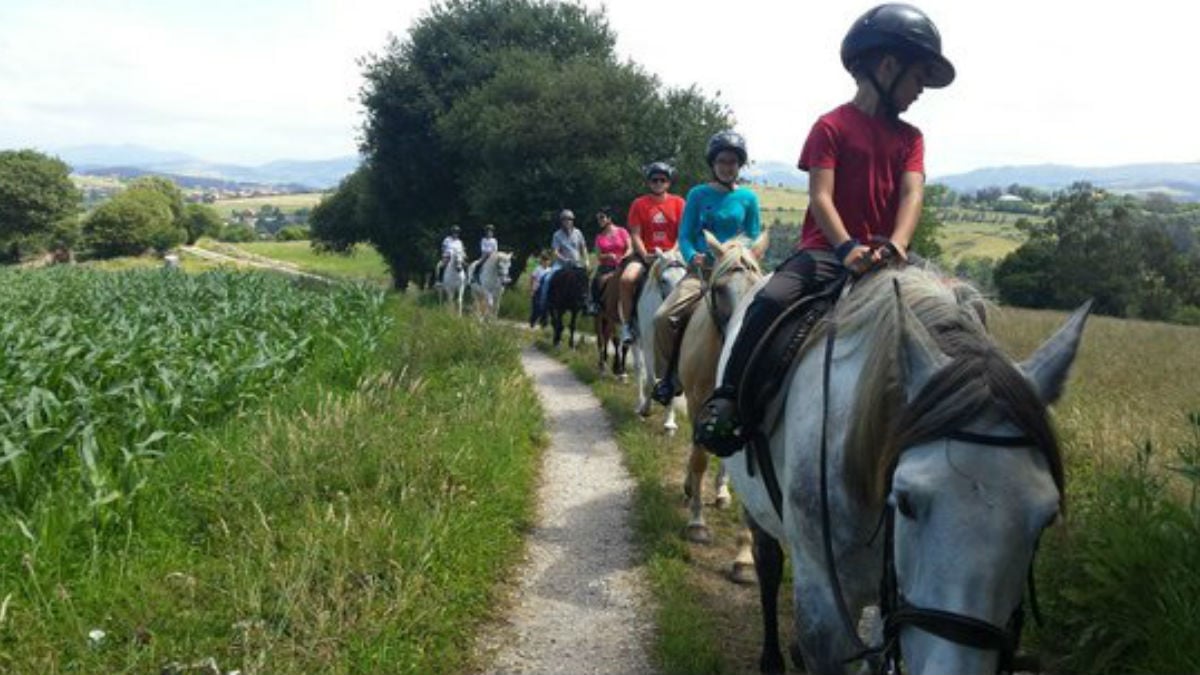 Un grupo de personas disfruta de un paseo a caballo.