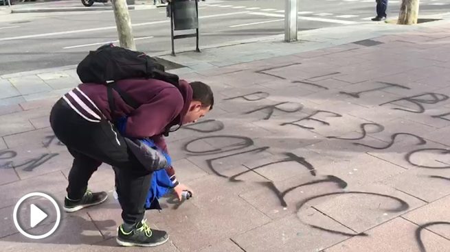 Los Mossos del 155 dejan a los separatistas hacer pintadas en las calles a sus anchas ?>