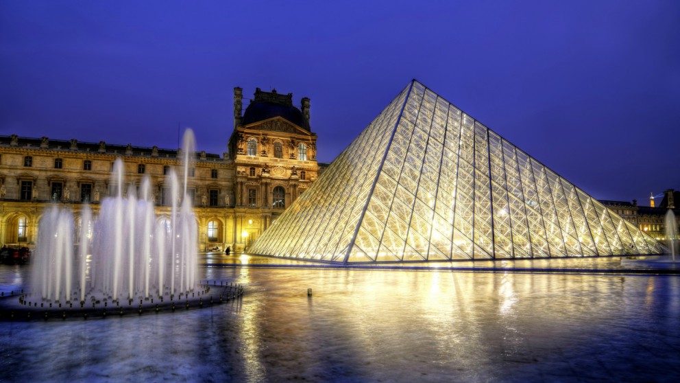 Pirámide del Louvre.