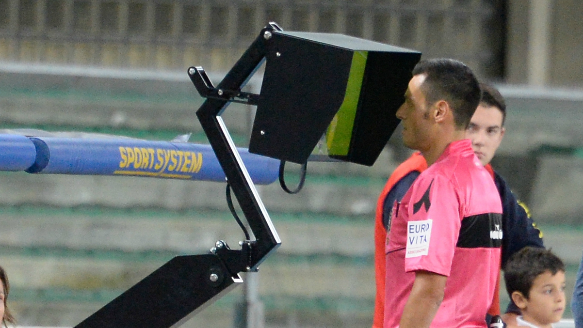 Un árbitro consulta el VAR en la liga italiana. (Getty Images)