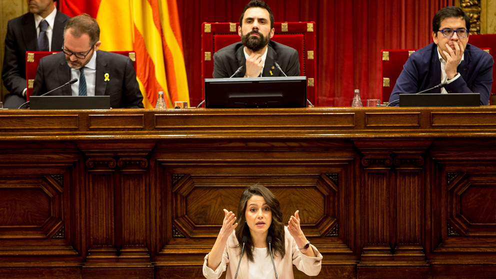 Inés Arrimadas interviene en el Parlament. Al fondo, el presidente de la cámara, Roger Torrent. (Foto: EFE)