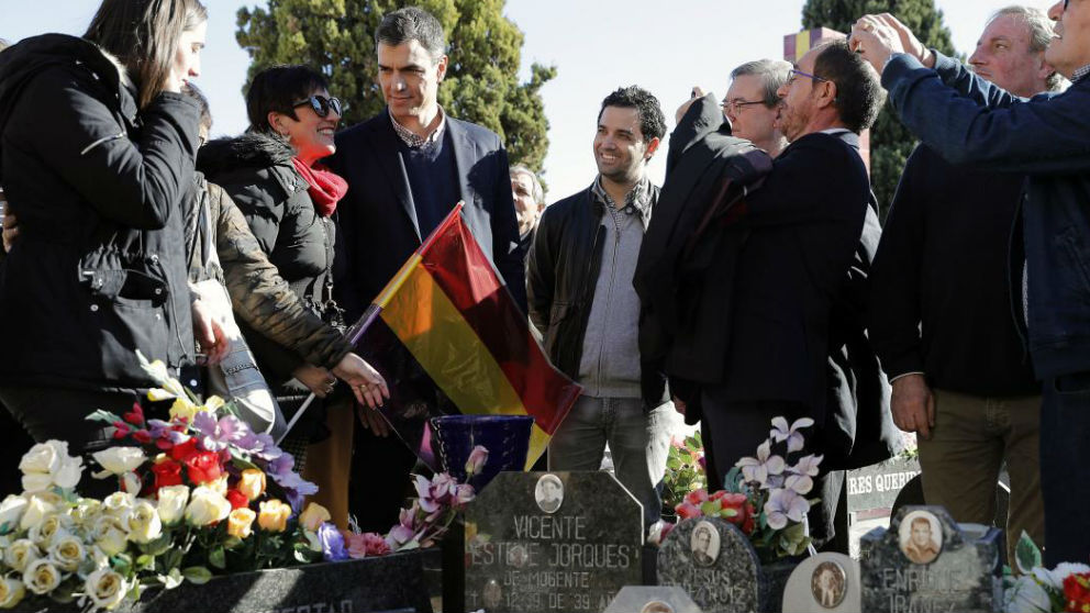 El líder del PSOE, Pedro Sánchez en el cementerio de Paterna (Foto:EFE)