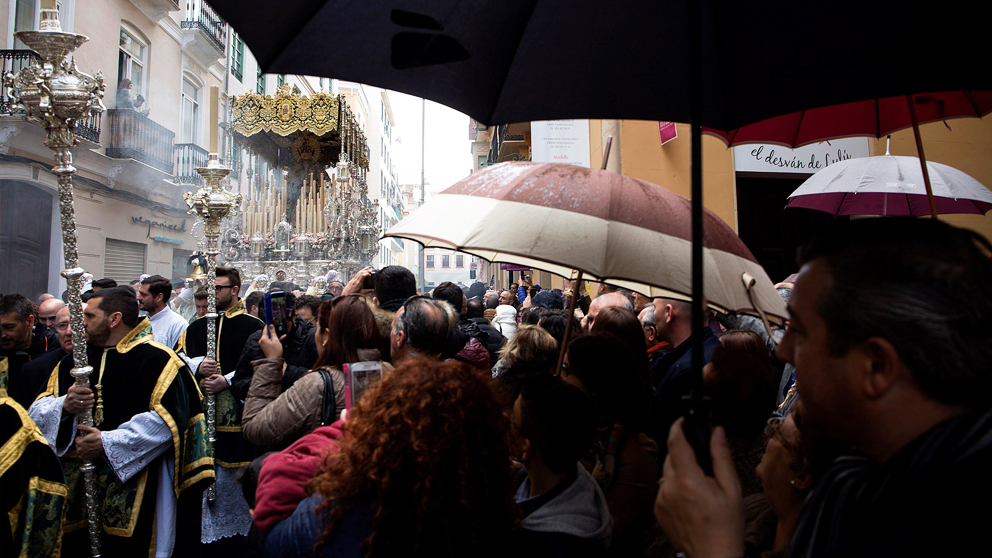 Lluvias al inicio de la Semana Santa en Málaga. (Foto: EFE)