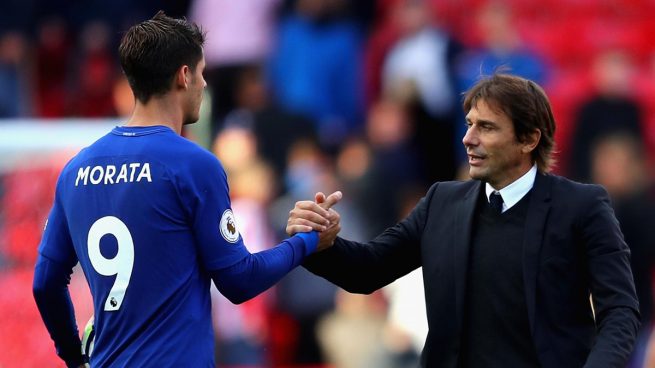 Morata y Conte se saludan durante un partido del Chelsea (AFP).
