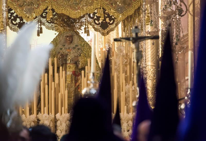 La Virgen de La Macarena sale de su Templo para efectuar su estación de Penitencia en la Madrugá, la noche grande de la Semana Santa de Sevilla.