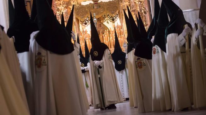 Nazarenos de la Hermandad de La Macarena saliendo de su Templo para efectuar su estación de Penitencia en la Madrugá, la noche grande de la Semana Santa de Sevilla. Foto: EFE