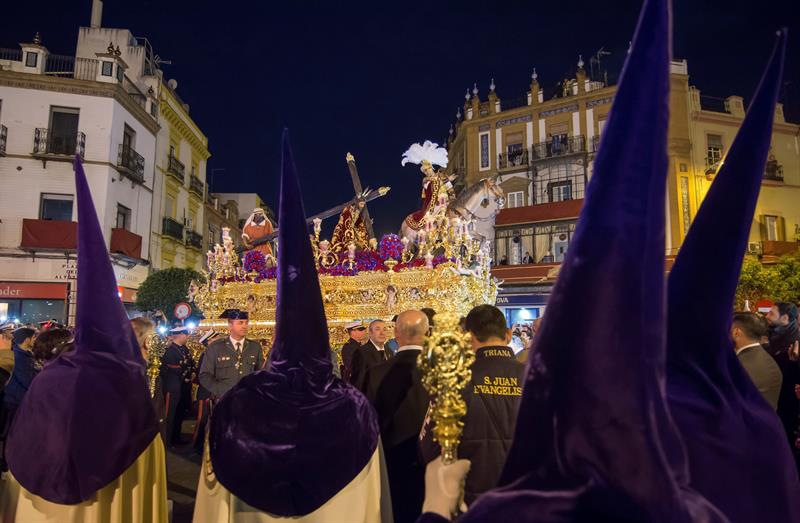 El Cristo de las Tres Caídas de la Hermandad de La Esperanza de Triana, durante su estación de Penitencia esta noche por la calles de la capital andaluza. Foto: EFE