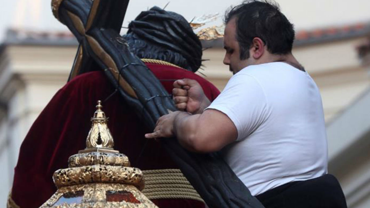 Un costalero arreglando la cruz del Jesus del Gran Poder de Madrid