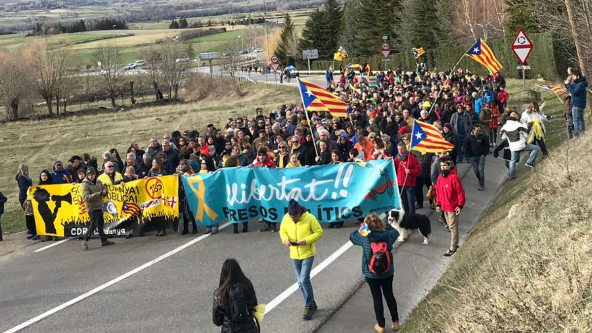 Cerca de 300 independentistas convocados por la CUP y los CDR en una manifestación hasta el municipio de Das (Gerona).