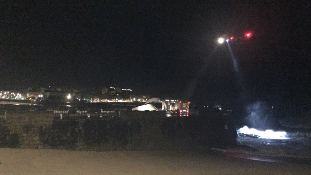 Un helicóptero de las fuerzas de seguridad iluminan la playa del Orzán, en A Coruña, donde esta noche una joven ha desaparecido. Foto: Twitter