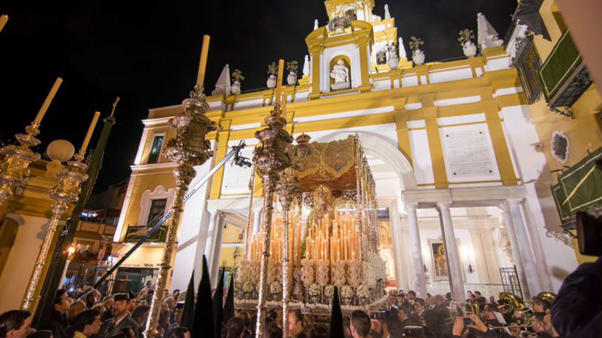 La Virgen de La Macarena sale de su Templo para efectuar su estación de Penitencia en la Madrugá, la noche grande de la Semana Santa de Sevilla. Foto: EFE