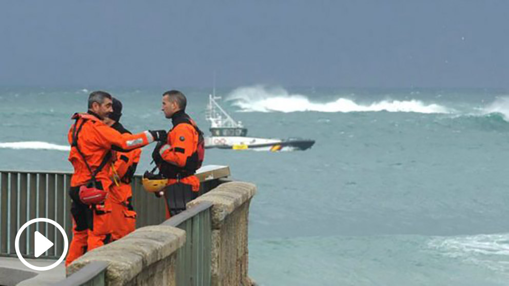 En la playa coruñesa del Orzán, los servicios de emergencias buscan a una joven desaparecida tras ser arrastrada por el agua esta madrugada, según ha indicado en su cuenta oficial de Twitter el Ayuntamiento de esta ciudad. Foto: EFE