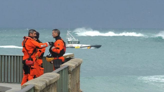 En la playa coruñesa del Orzán, los servicios de emergencias buscan a una joven desaparecida tras ser arrastrada por el agua esta madrugada, según ha indicado en su cuenta oficial de Twitter el Ayuntamiento de esta ciudad. Foto: EFE