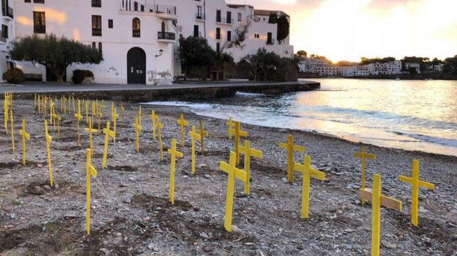 Los CDR llenan las playas de Cadaqués, Port de la Selva y Argelers de cruces amarillas