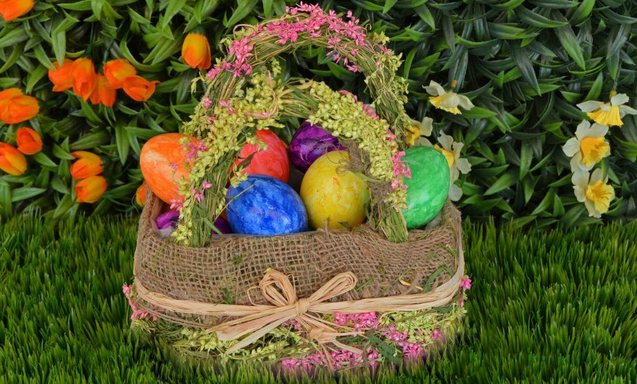 Una cesta llena de huevos de Pascua