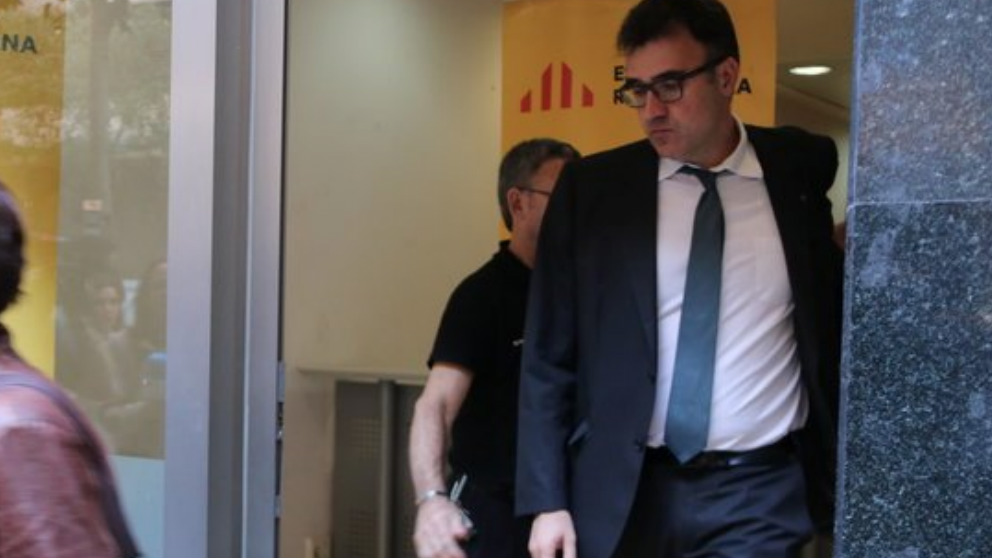 El diputado de ERC, Lluís Salvadó, saliendo de la sede del partido republicano catalán.