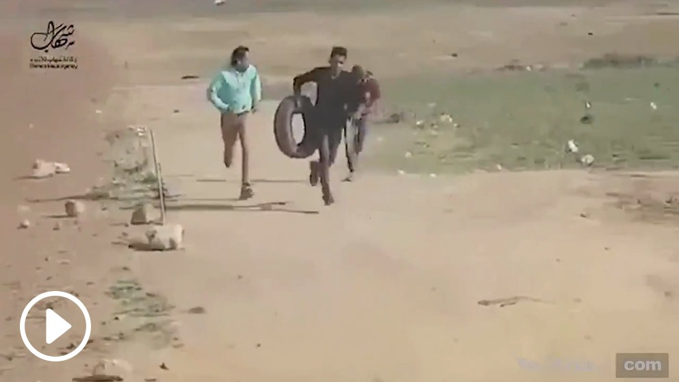 Captura del vídeo en el que se puede ver cómo un joven palestino es abatido por un francotirador por la espalda en Yabalia, cuando huía durante los disturbios ocurridos el viernes en la frontera de la Franja de Gaza.